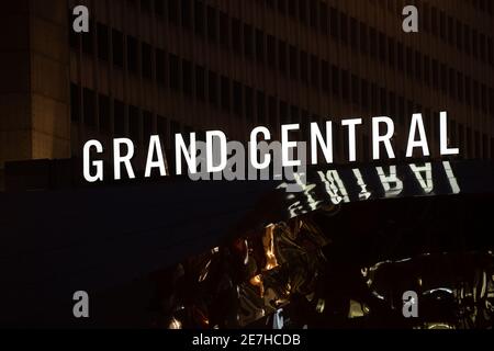Birmingham UK Grand Central Station New Street signe texte éclairé la nuit sur le toit de l'entrée des quais des gares Banque D'Images