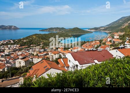 Panorama de la ville et de la baie avec paysage environnant le matin, Kas, Turquie Banque D'Images