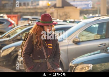 Prague, République tchèque. 01-29-2021. Portrait d'une jeune femme élégante et élégante marchant dans le centre de Prague pendant une matinée d'hiver ensoleillée et froide Banque D'Images