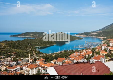 Panorama de la ville et de la baie avec paysage environnant le matin, Kas, Turquie Banque D'Images