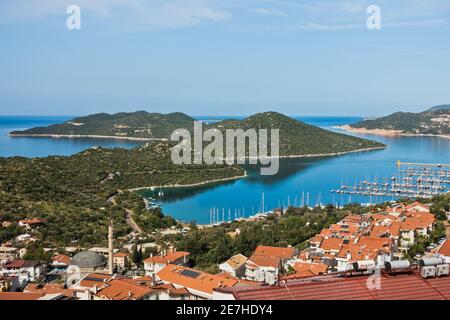 Panorama de la ville et de la baie avec paysage environnant le matin, Kas, Turquie Banque D'Images