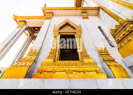 Fenêtre dorée. Éléments architecturaux du Temple du Bouddha d'or à Bangkok, Thaïlande Banque D'Images
