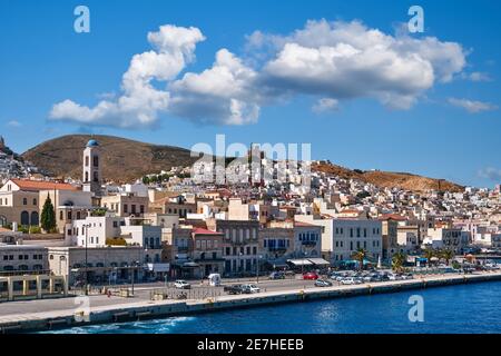 Ville d'Ermoupoli, île de Syros, Grèce, église orthodoxe de Résurrection du Christ, maisons colorées, soleil d'été, vacances, escapade. Mer Méditerranée. Banque D'Images