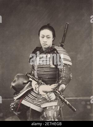 Photographie vintage du XIXe siècle : jeune samurie avec armure et deux épées, Japon Banque D'Images