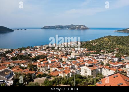 Panorama de la ville et de la baie avec paysage environnant le matin, Kas, Turquie Banque D'Images