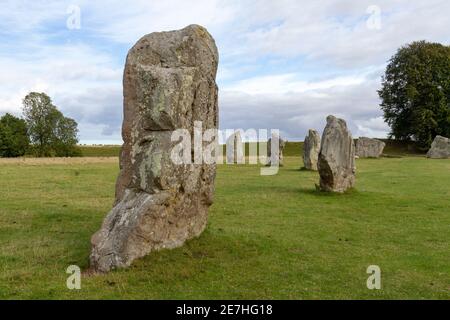 Quelques pierres qui composent le cercle extérieur de pierres, une partie du site des cercles de pierres et de Henge d'Avebury, Wiltshire, Angleterre. Banque D'Images