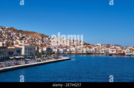 Port d'Ermoupoli sur l'île de Syros, Grèce et port. Maisons colorées, églises, promenade au soleil d'été. Saut sur l'île, exploration de la mer Méditerranée. Banque D'Images