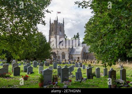 Le Saint James Church et cimetière dans le petit village d'Avebury Wiltshire, UK Banque D'Images