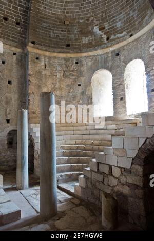 Détails architecturaux à l'intérieur de l'église Saint-Nicolas à Myra, lieu où Saint-Nicolas est mort et s'est entorché en Turquie Banque D'Images