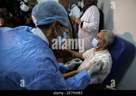 Blida, Algérie. 30 janvier 2021. Un homme reçoit une dose du vaccin Spoutnik V COVID-19 de marque russe dans une clinique de Blida, une ville située à près de 50 kilomètres à l'ouest de la capitale Alger, où l'Algérie a lancé une campagne nationale de vaccination, en commençant dans une province durement touchée par le virus. Credit: Farouk Batiche/dpa/Alay Live News Banque D'Images