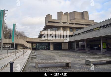 Un théâtre national fermé et déserté pendant le confinement du coronavirus. Londres, Royaume-Uni janvier 2021. Banque D'Images