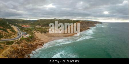 Vue aérienne sur les vagues sur une belle plage de sable et falaise. Panorama sur la côte atlantique. Banque D'Images