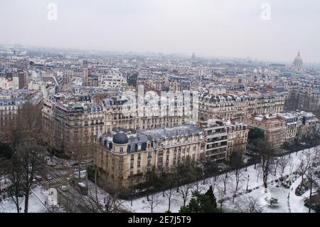 Vue aérienne des bâtiments haussmanniens parisiens et paysage urbain dans la neige hivernale Banque D'Images