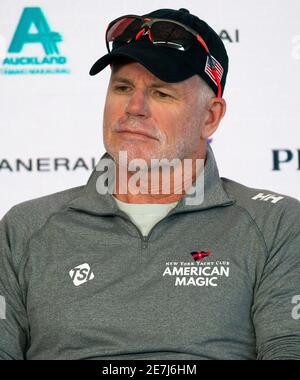 Auckland, Nouvelle-Zélande, le 30 janvier 2021 - Terry Hutchinson, skipper de New York Yacht Club American Magic, écoute lors d'une conférence de presse conjointe à la suite d'une conférence de presse après avoir perdu la demi-finale de la coupe Prada à Luna Rossa Prada Pirelli . L'équipe italienne a remporté la demi-finale 4-0 et rencontrera l'équipe INEOS du Royaume-Uni lors de la finale de la coupe Prada à partir du 12 février. Derrière se trouve la Sky Tower d'Auckland. Crédit : Rob Taggart/Alay Live News Banque D'Images