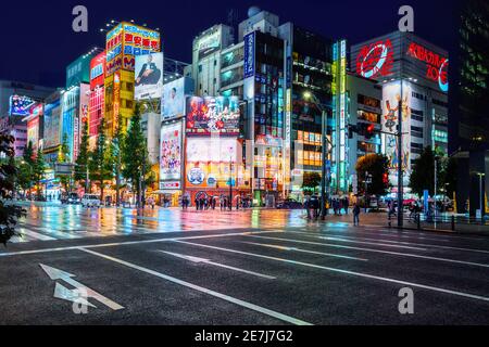 Néons et les panneaux publicitaires sur les immeubles à Akihabara à rainy night, Tokyo, Japon Banque D'Images