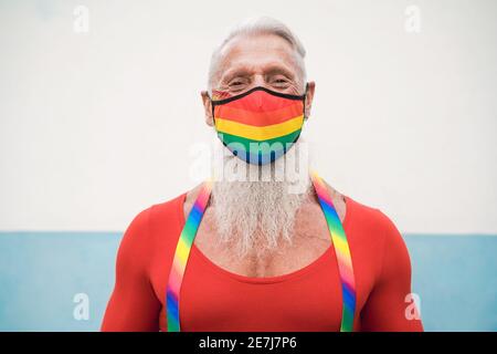 Joyeux gay senior homme portant le masque de fierté de drapeau arc-en-ciel - Concentrez-vous sur le visage Banque D'Images