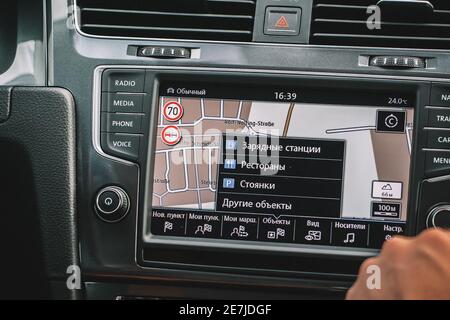 Wolfsburg, Allemagne - 19 juin 2016: Volkswagen VW e-Golf voiture électrique dans les rues de la ville, gros plan du panneau d'information des instruments et des indications de l'état de la voiture. Volkswagen est un constructeur automobile allemand dont le siège est situé à Wolfsburg, en Allemagne. Banque D'Images