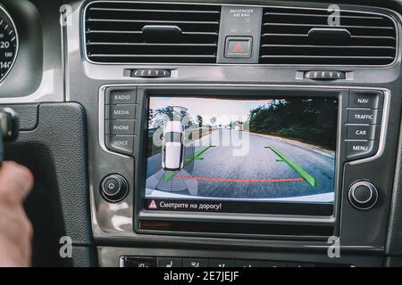 Wolfsburg, Allemagne - 19 juin 2016: Volkswagen VW e-Golf voiture électrique dans les rues de la ville, gros plan du panneau d'information des instruments et des indications de l'état de la voiture. Volkswagen est un constructeur automobile allemand dont le siège est situé à Wolfsburg, en Allemagne. Banque D'Images