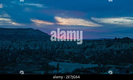 Panorama à l'heure bleue depuis le sommet d'une colline au-dessus du point d'atterrissage bordeaux près de Goreme à Cappadoce, Anatolie, Turquie Banque D'Images