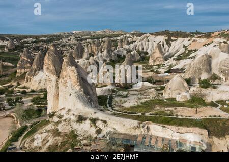 Panorama avec de magnifiques structures en pierre et des grottes près de Göreme à Cappadoce, Anatolie, Turquie Banque D'Images