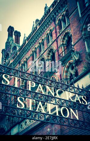 Panneau indiquant la gare internationale de St Pancras. Londres, Royaume-Uni. Une porte vers l'Europe. Photo rétro. Banque D'Images