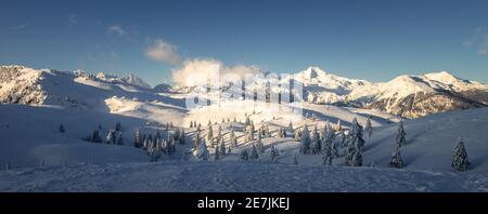 Velika planina avec des huttes de bergers couvertes de neige en hiver. Banque D'Images