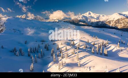 Velika planina avec des huttes de bergers couvertes de neige en hiver. Banque D'Images