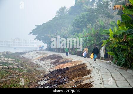 Une rue d'hiver brumeuse au bord de la rivière J'ai pris cette photo de Chandpur, Bangladesh, Asie Banque D'Images