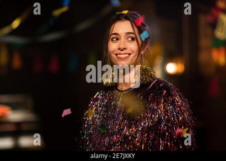 CRISTIN MILIOTI dans PALM SPRINGS (2020), réalisé par MAX BARBAKOW. Crédit : lumière du soleil / divertissement solaire / Album Banque D'Images