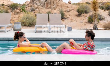 ANDY SAMBERG et CRISTIN MILIOTI dans PALM SPRINGS (2020), réalisé par MAX BARBAKOW. Crédit : lumière du soleil / divertissement solaire / Album Banque D'Images