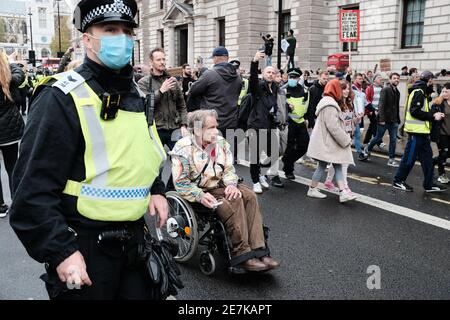 LONDRES, LE 24 OCTOBRE 2020 : manifestation anti-verrouillage dans le centre de Londres en réponse aux nouvelles restrictions de verrouillage des gouvernements concernant le virus. Banque D'Images