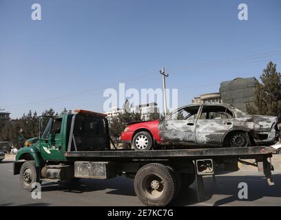 Kaboul, Afghanistan. 30 janvier 2021. La photo prise le 30 janvier 2021 montre un véhicule endommagé retiré du site d'une explosion à Kaboul, capitale de l'Afghanistan. Les autorités ont confirmé la mort d'au moins 12 Afghans alors que des bombes ont secoué des parties de l'Afghanistan ravagé par les insurgés samedi. Credit: Rahmatullah Alizadah/Xinhua/Alamy Live News Banque D'Images