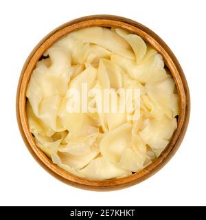 Gari, gingembre mariné dans un bol en bois. Gingembre émincé, mariné dans du sucre et du vinaigre, servi après les sushis. La couleur est jaune pâle ou rose. Banque D'Images