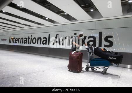 Londres, Royaume-Uni. 30 janvier 2021. Passagers arrivant au terminal 5 de Heathrow. Priti Patel, secrétaire à l'intérieur, a annoncé le 27 janvier que les personnes arrivant de certains pays devront s'isoler dans un hôtel pendant 10 jours. Les règles s'appliquent à la plupart de l'Afrique du Sud et de l'Amérique du Sud, ainsi qu'au Portugal. En outre, toute personne quittant le Royaume-Uni doit donner une raison valable pour être autorisée à voyager. Les résidents du Royaume-Uni doivent faire un test négatif 72 heures avant le voyage, ainsi qu'un auto-isolement pendant 10 jours à leur arrivée, bien qu'ils puissent le faire à la maison Credit: Mark Thomas/Alay Live News Banque D'Images