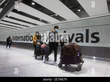 Londres, Royaume-Uni. 30 janvier 2021. Passagers arrivant au terminal 5 de Heathrow. Priti Patel, secrétaire à l'intérieur, a annoncé le 27 janvier que les personnes arrivant de certains pays devront s'isoler dans un hôtel pendant 10 jours. Les règles s'appliquent à la plupart de l'Afrique du Sud et de l'Amérique du Sud, ainsi qu'au Portugal. En outre, toute personne quittant le Royaume-Uni doit donner une raison valable pour être autorisée à voyager. Les résidents du Royaume-Uni doivent faire un test négatif 72 heures avant le voyage, ainsi qu'un auto-isolement pendant 10 jours à leur arrivée, bien qu'ils puissent le faire à la maison Credit: Mark Thomas/Alay Live News Banque D'Images