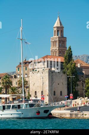 Une photo du front de mer de Split, avec la tour de la cathédrale Saint Domnius qui domine les bâtiments.