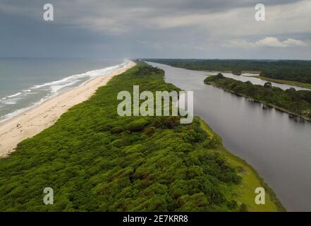 Littoral et lagune le long de l'océan Atlantique, parc national de Loango, Gabon, Afrique centrale. Banque D'Images