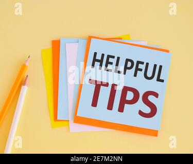Conseils utiles texte écrit sur des notes colorées. Concept signification Demandez à un expert conseils en solutions Banque D'Images