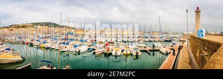 Marina et le Môle Saint Louis à Sète, à Herault, en Occitanie, France Banque D'Images