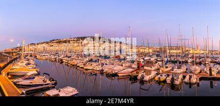 Marina au lever du soleil à Sète, dans la région de l'Hérault en Occitanie Banque D'Images