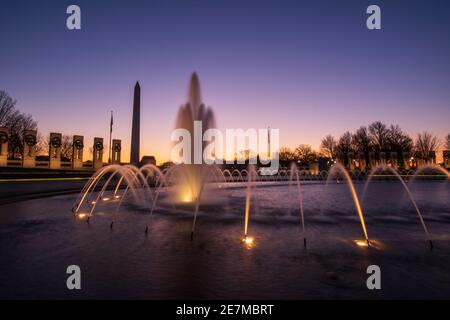 Le ciel brille de pourpre dans la lumière d'avant-aube au monument commémoratif de la Seconde Guerre mondiale au National Mall à Washington, DC. Banque D'Images