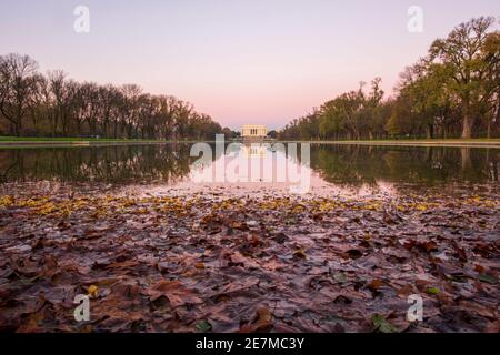 Un ciel rose est mis en miroir dans la piscine à réflexion du Lincoln Memorial lors d'une matinée d'automne à Washington, DC. Situé au pied du Lincoln Memoria Banque D'Images