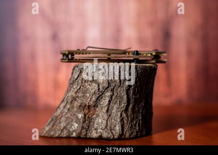 couteau de chasse pliant sur bois sur fond marron Banque D'Images