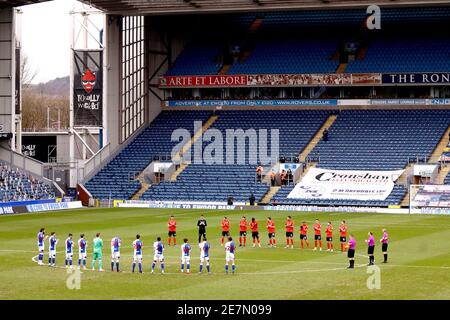 Les joueurs des deux équipes applaudisseront quelques minutes à l'occasion de l'anniversaire de la première mort du coronavirus au Royaume-Uni avant le match du championnat Sky Bet à Ewood Park, Blackburn. Date de la photo: Samedi 30 janvier 2021. Banque D'Images