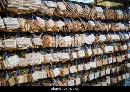 EMA, plaques de bois où les gens écrivent leurs souhaits, Temple Meiji, Tokyo, Japon Banque D'Images