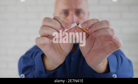 Image avec un homme d'affaires fumant une cigarette. La fumée et la dépendance à la nicotine causent de graves problèmes de santé. Banque D'Images