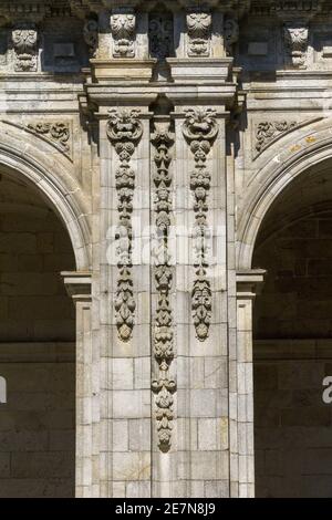 Plan vertical des colonnes du bâtiment avec de belles sculptures Banque D'Images