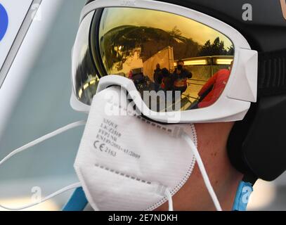 Willingen, Allemagne. 30 janvier 2021. Ski nordique, saut à ski : coupe du monde, grande colline, hommes. Alex Insam, d'Italie, portant un masque, prépare le tour d'essai sur la tour de la Mühlenkopfschanze. Credit: Arne Dedert/dpa/Alay Live News Banque D'Images