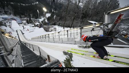 30 janvier 2021, Hessen, Willingen: Ski nordique, saut à ski: Coupe du monde, grande colline, hommes. Markus Eisenbichler d'Allemagne est en cours de procès de Mühlenkopfschanze. Photo: Arne Dedert/dpa Banque D'Images