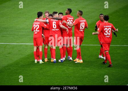 Firo: 30.01.2021, Soccer: Soccer: 1ère Bundesliga, saison 2020/21 BVB, Borussia Dortmund - FC Augsburg Andre Hahn, jubilation, Cheers, After, HIS, but, à 1: 0, Daniel Caligiuri, FC Augsburg, team Cheers, Team jubilation photo: Ulrich Hufnagel / Hufnagel / Hufnagel / utilisation de pool dans le monde entier Banque D'Images